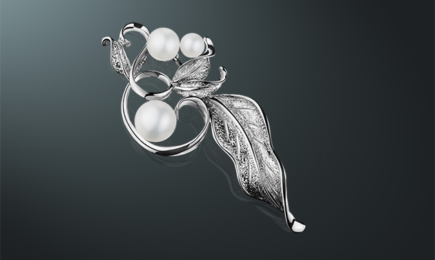Брошь из серии MAYSAKU ARGENTO: пресноводный жемчуг, родированное серебро 925˚, государственное пробирное клеймо. Средний вес изделия 9,62г. б-62124007