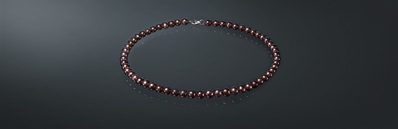 Ожерелье из пресноводного жемчуга цвета шоколада с лёгким фиолетовым отливом, с замком из серебра 925˚. ш085м40с
