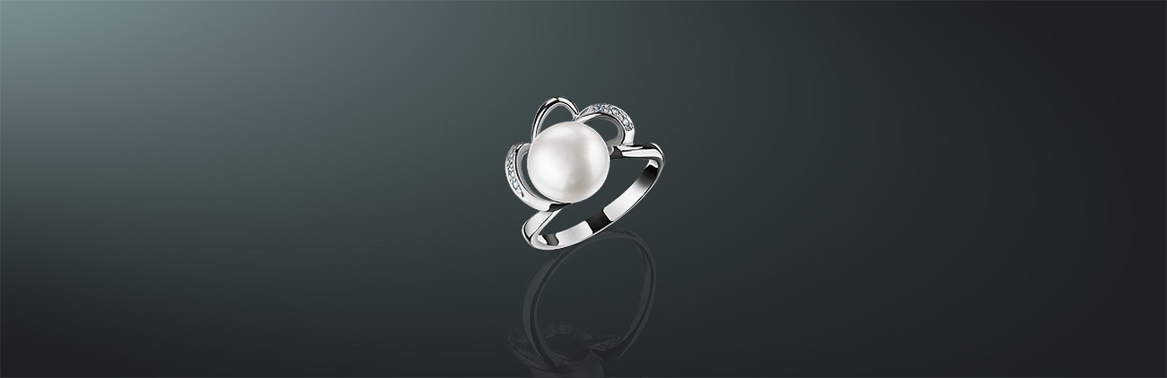 Кольцо из серии MAYSAKU ARGENTO: пресноводный жемчуг, родированное серебро 925˚, фианиты, государственное пробирное клеймо. Средний вес изделия 3,32г. к-211282