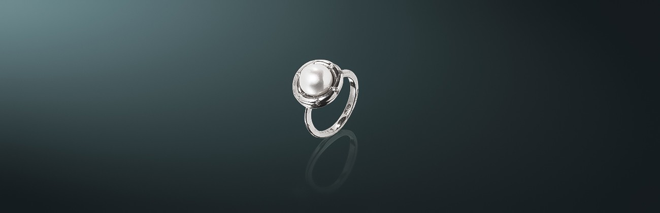 Кольцо из серии MAYSAKU ARGENTO: пресноводный жемчуг кабошон, родированное серебро 925˚, фианиты, государственное пробирное клеймо. Средний вес изделия 5,8 г. к-5050