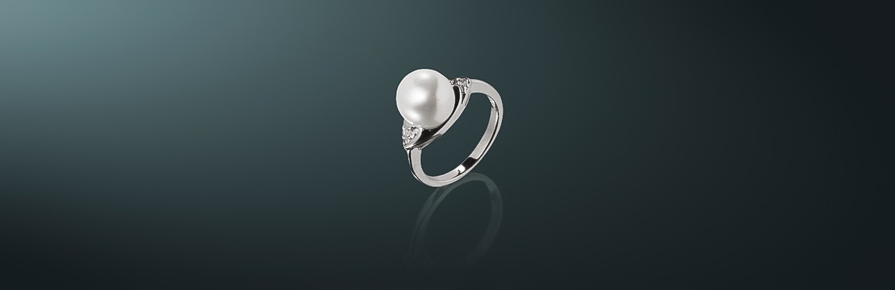 Кольцо из серии MAYSAKU ARGENTO: пресноводный жемчуг, вставки - цирконы, родированное серебро 925˚, государственное пробирное клеймо. Средний вес изделия 3,45 г. к-300069
