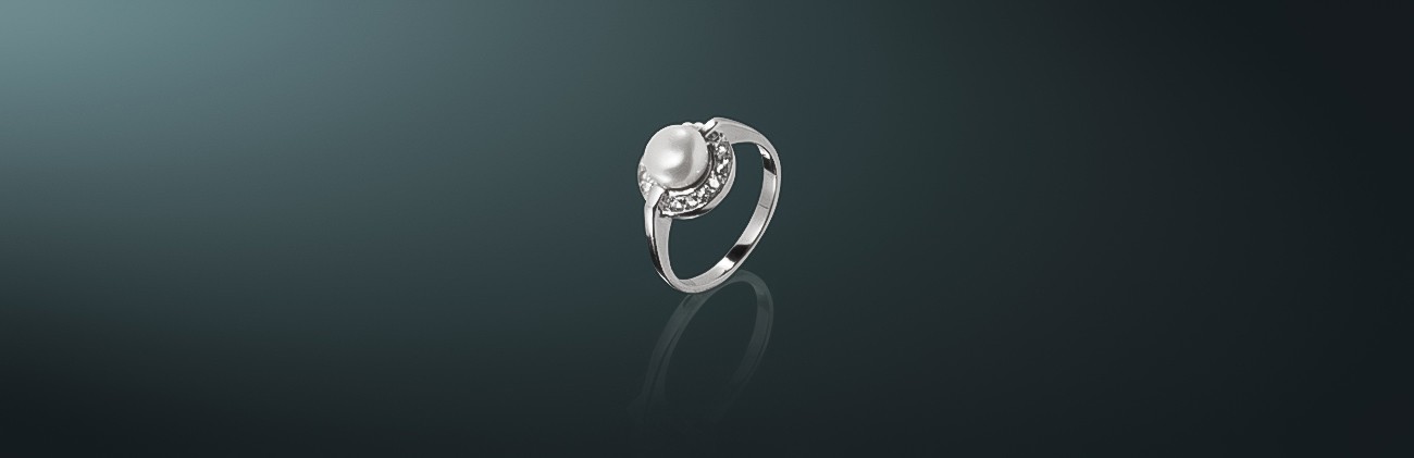 Кольцо из серии MAYSAKU ARGENTO: пресноводный жемчуг, родированное серебро 925˚, государственное пробирное клеймо. Средний вес изделия 3,3г. к-560345