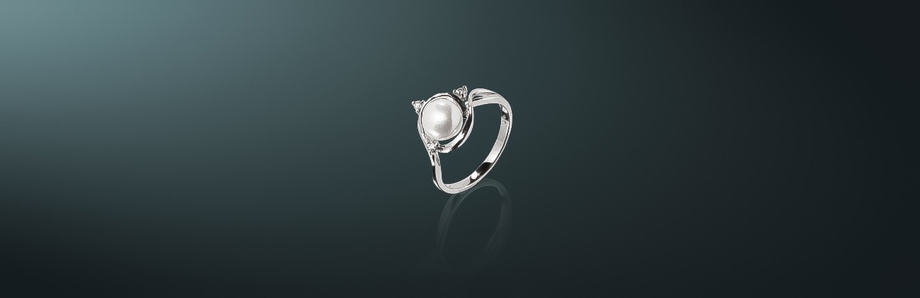 Кольцо из серии MAYSAKU ARGENTO: пресноводный жемчуг, родированное серебро 925˚, государственное пробирное клеймо. Средний вес изделия 2,62г. к-630559