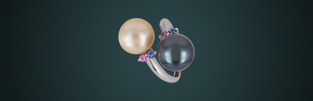 Оригинальное кольцо из коллекции MAYSAKU: жемчуг Таити, зелено-голубого цвета, жемчуг Южных морей теплого оттенка, золото 585˚, сапфиры (0.250 Ct), государственное пробирное клеймо. 8262